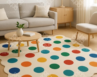 Puede incluir: Una alfombra crema con un diseño lúdico de grandes lunares coloridos en rojo, naranja, amarillo, verde y azul. La alfombra tiene un borde ondulado único y está colocada en un salón.