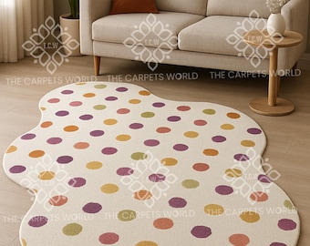 Puede incluir: Una alfombra crema de forma irregular con un divertido estampado de lunares. Los lunares son de varios colores, incluyendo morado, naranja, amarillo y verde. La alfombra está en un salón con un sofá y una mesa auxiliar.
