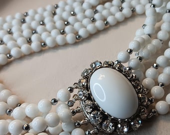 Collier multi-rangs en agate blanche, bijou élégant orné d'hématite argentée et de strass. Collier chic, confectionné à la main en Italie.