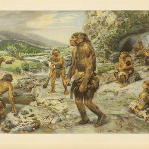 Op de afbeelding: Een schilderij dat een groep prehistorische mensen in een rotsachtig landschap toont. De mensen zijn gekleed in dierenhuiden en zijn bezig met verschillende activiteiten, zoals jagen, verzamelen en het maken van gereedschap. Het schilderij is gesitueerd tegen een achtergrond van bergen en een rivier.