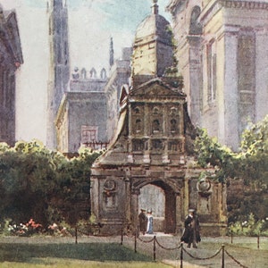 1907 CAMBRIDGE - CAIUS COLLEGE: The Gate of Honor - William Mathison Painting - Cambridge University - Cambridge Painting - 116 jaar oud