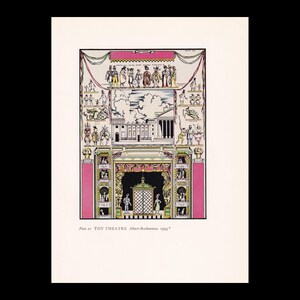 Op de afbeelding: Een vintage print getiteld Plate 21 TOY THEATRE Albert Rutherston 1923 met een gedetailleerde illustratie van een miniatuurtheater. Het ontwerp bevat roze panelen, sierlijke gouden zuilen, een centraal zwart podium en talrijke kleine figuren.