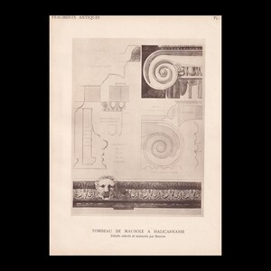 Può includere: Una stampa architettonica monocromatica intitolata FRAGMENTS ANTIQUES e TOMBEAU DE MAUSOLE A HALICARNASSE. Presenta disegni al tratto dettagliati di capitelli di colonne ioniche con volute, sezioni trasversali e un fregio orizzontale con testa di leone.