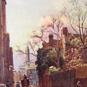 Op de afbeelding: Een aquarelschilderij met een smal straatbeeld met bakstenen gebouwen, kale bomen en een paardenkoets. Verschillende figuren in historische kleding lopen over het trottoir en de weg onder een bleke lucht met zachte wolken.