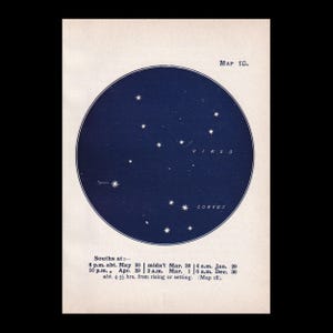 Könnte beinhalten: Eine astronomische Karte im Vintage-Stil mit der Aufschrift Map 18, die ein kreisförmiges, dunkelblaues Feld mit weißen Sternen zeigt, welche die Sternbilder Jungfrau und Rabe darstellen. Der Text enthält Spica, Virgo, Corvus und eine Tabelle.