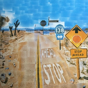 Op de afbeelding: Een collage met een woestijnweg en Joshua-bomen, een geel ruitvormig bord met een pijl en achthoek, een rechthoekig bord met de tekst STOP AHEAD, een blauw California 138-bord en wegmarkeringen met de teksten AHEAD en STOP.