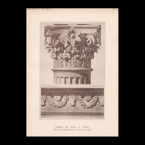 Può includere: Una stampa architettonica color seppia intitolata FRAGMENTS ANTIQUES e TEMPLE DE VESTA A TIVOLI. Presenta un'illustrazione dettagliata di un capitello di colonna corinzia con foglie d'acanto e un fiore centrale, sopra un fregio decorativo.