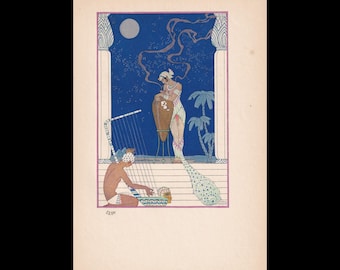 Puede incluir: Una ilustración de estilo vintage titulada "Egypte" que muestra a una persona arrodillada tocando el arpa mientras otra persona de pie sostiene una vasija marrón. La escena se desarrolla bajo un cielo nocturno azul oscuro con luna y estrellas.