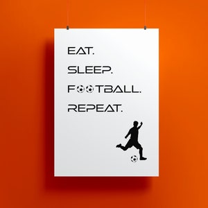 Könnte beinhalten: Ein weißer Poster mit schwarzem Text, der "EAT. SLEEP. FOOTBALL. REPEAT." lautet. Am unteren Rand des Posters befindet sich eine Silhouette eines Fußballspielers, der einen Fußball tritt.