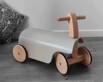 Carrello da passeggio personalizzato - Veicolo da trasporto in legno. Girello da guidare per stimolare le capacità motorie. Idea regalo per il primo compleanno