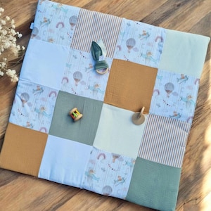 Graue und ockerfarbene Montessori-Spielmatte, faltbare Spielmatte. Geschenkidee zur Geburt Babyzimmer Deko, Motorik - Biquette Biquette