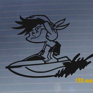 Puede incluir: Calcomanía de vinilo negro de un personaje de dibujos animados surfeando en una moto acuática. El personaje tiene pelo puntiagudo y lleva pantalones cortos y una bandana. La calcomanía mide 120 mm de ancho.