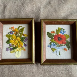 Par små blommiga vintage italienska nålspetsar med söta rosetter i massiva träramar Väggbonader Original italiensk konst Gåva till mamma