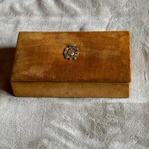 Hermosa caja decorativa de cartón vintage de terciopelo beige mostaza con emblema, caja para joyería con tapa, caja para baratijas, regalo para ella, decoración de tocador.