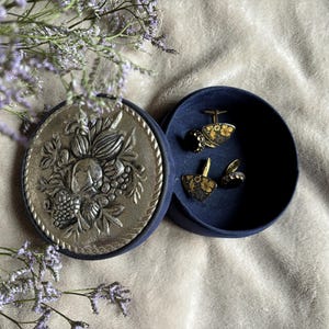Vintage ring box Vintage round velvet blue box with ornate silver lid Trinket Box, Lidded Box Made in Italy Jewellery box Gift for her