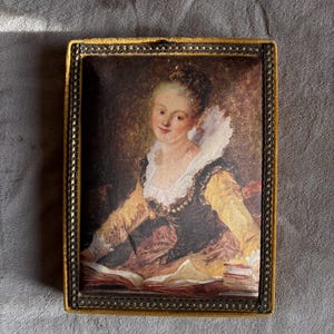 Hermoso joyero vintage de cartón beige mostaza aterciopelado con una encantadora dama de la década de 1800, caja decorativa con tapa, regalo para su decoración del hogar.
