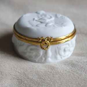 Weiße Porzellan Schmuckbox 50er Jahre Limoges, Frankreich Schmuckbox aus gebürstetem Porzellan Vintage Schmuckbox Deckeldose Hochzeitsgeschenk für Sie Ihn