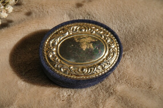 Vintage velvet ring box with silver carved cover … - image 4