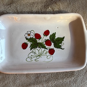 White ceramic trinket dish Rampini production Vintage hand-painted soap dish Ceramic trinket with floral motif and strawberry motifs