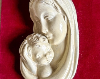 Stara biała ceramiczna płaskorzeźba Madonny z Dzieciątkiem Jezus na czerwonej aksamitnej podstawie Religijna dekoracja domu Prezent dla mamy Wyprodukowano we Włoszech