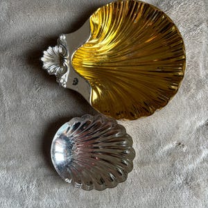 Vintage Clam Shells Trinket Dish silver metal Set of 2 shell dishes Ring Dish Ashtray Nautical Desk Decor Dresser Soap Dish Bathroom décor