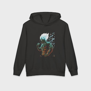 Op de afbeelding: Zwarte hoodie met een gestileerde illustratie van een gespierde figuur met wit haar en blauwe gloeiende accenten. Het grafische ontwerp toont een krachtig personage in een dynamische pose tegen een donkere achtergrond.