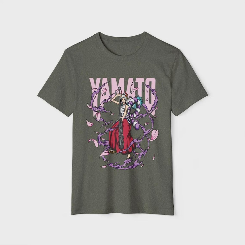 Op de afbeelding: Donkergrijs t-shirt met een afbeelding van een personage in een rode rok met een zwaard. De roze tekst "YAMATO" staat boven het personage. Paarse en roze bloemaccenten omringen het personage.