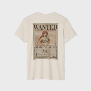 Op de afbeelding: Cr&egrave;mekleurig T-shirt met een "Wanted" posterontwerp met het personage Nami uit de anime-serie One Piece. De poster bevat de tekst "Dead or Alive", "Nami" en een premie van 500.000.000 Berries.