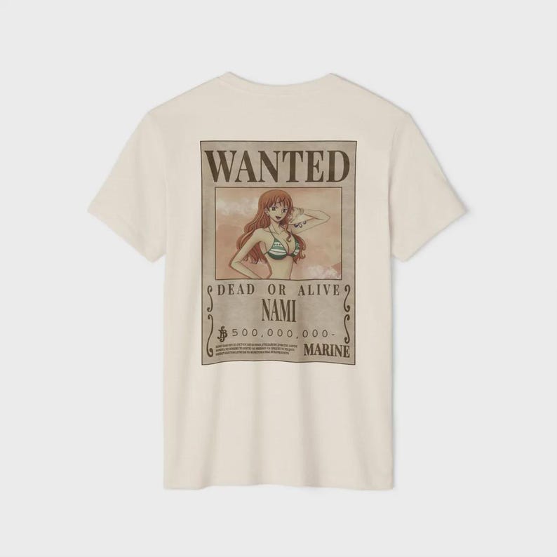 Op de afbeelding: Cr&egrave;mekleurig T-shirt met een "Wanted" posterontwerp met het personage Nami uit de anime-serie One Piece. De poster bevat de tekst "Dead or Alive", "Nami" en een premie van 500.000.000 Berries.