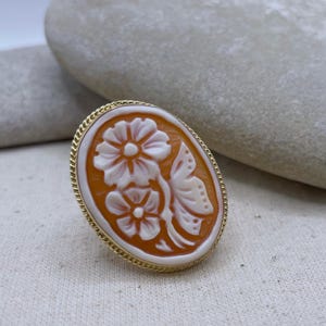 Vintage cameering – ontwerp met bloemen en vlinders, goudkleurige statementring, grote ovale originele camee, sieraden in Victoriaanse stijl, boho chic cadeau