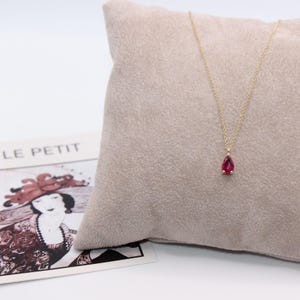 Collier en or jaune 14 carats et rubis : pendentif en forme de larme