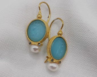 Vergoldete Blaue Intaglio Ohrringe: Süßwasserperle & Zirkon Akzente