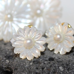 Daisy Earrings in Mother of Pearl and Freshwater Pearl – 925 Sterling Silver, Gold-Plated | French Clip Closure | Floral Statement Jewelry