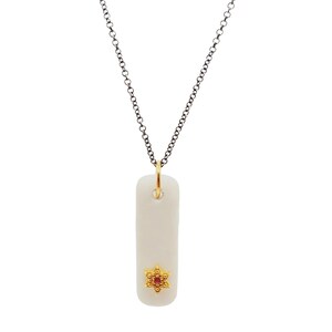 Witte kiezelketting: robijnrode ster, zwartvergulde zilveren ketting