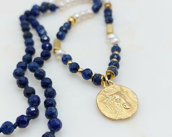 Handgefertigte Münzhalskette aus vergoldetem Silber, gebunden an einer Halskette aus Lapislazuli und Perlen. Reichtum, Wohlstand Halskette Geschenk für sie