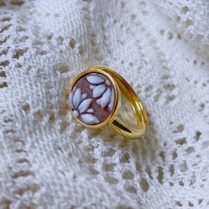 Vergulde sterlingzilveren echte camee ronde ring – bloemen handgesneden schelp camee-sieraden