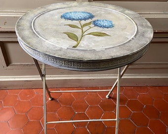 Table ronde vintage en métal avec hortensias, France