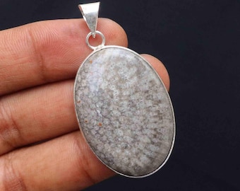 Colgante de coral fósil natural: bisel vintage bañado en plata, joyería artesanal.