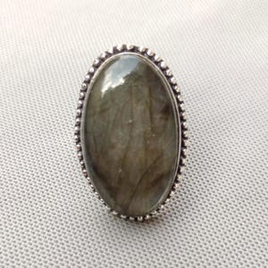Anillo de labradorita amarilla AAA con bisel plateado, talla 6