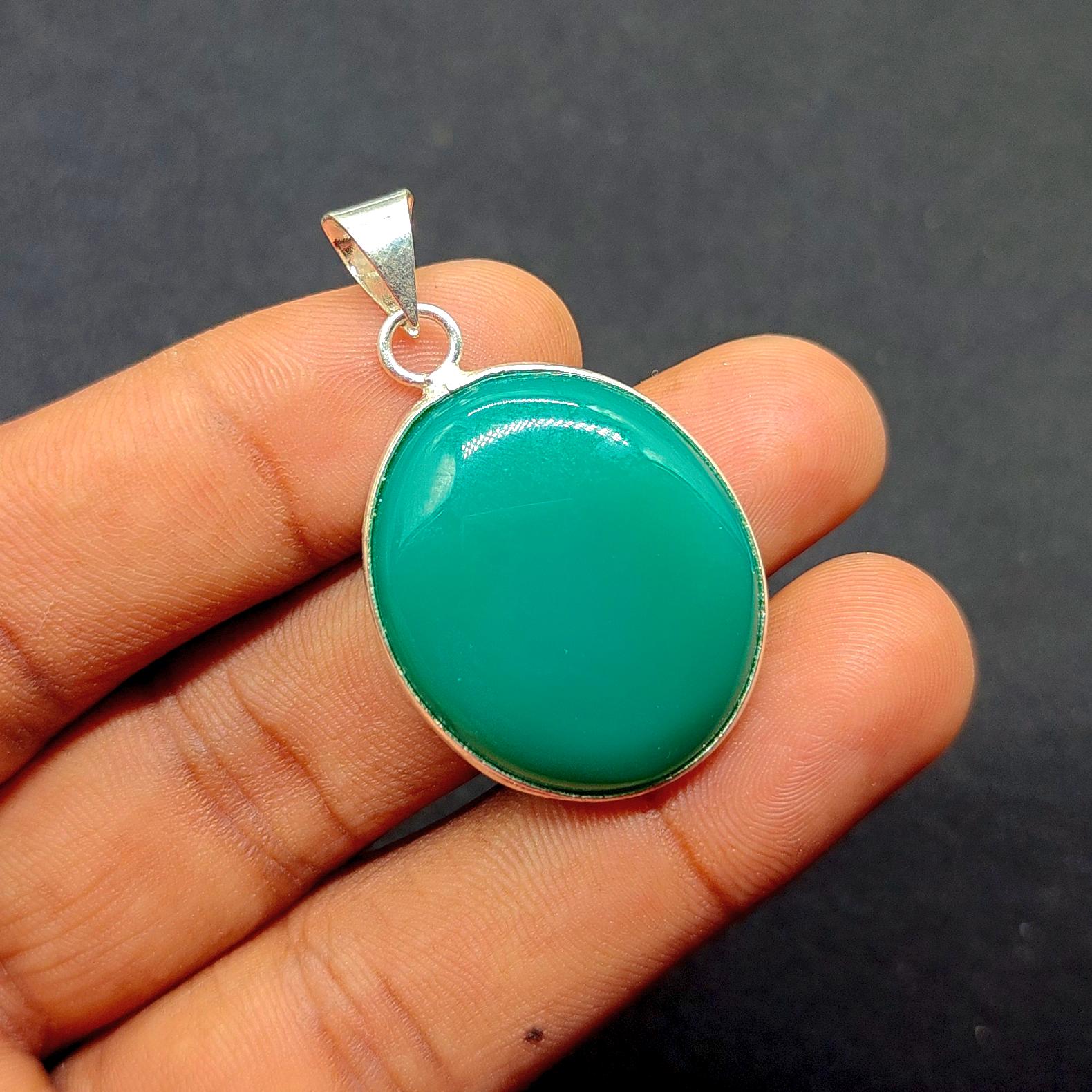 グリーンオニキス カボションペンダント - シルバーメッキベゼル、1.5