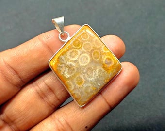 Colgante de coral fósil en plata de ley: joyería artesanal con piedras preciosas