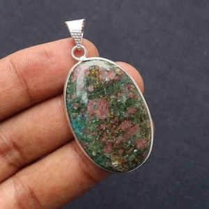 Ciondolo in pietra preziosa di cianite fatto a mano: collana placcata in argento