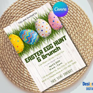 Op de afbeelding: Een witte en groene uitnodiging voor een paaseierenjacht en brunch. De uitnodiging heeft een witte houten achtergrond met groen gras en kleurrijke paaseieren. De tekst luidt "Paaseierenjacht & Brunch" met details over het evenement, inclusief datum, tijd, locatie en RSVP-informatie.