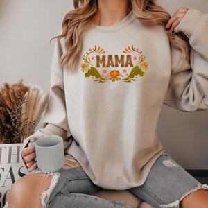 MAMA - Vintage-inspired Retro Floral Mom Crewneck - Stylish and Comfortable Unisex Heavy Blend Crewneck Sweatshirt