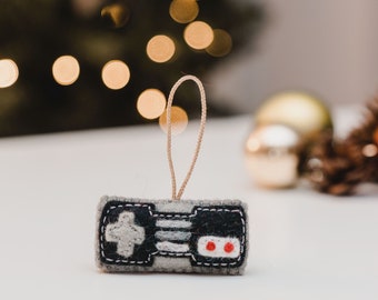 Adorno de fieltro con forma de mando de NES – Regalo retro de videojuegos hecho a mano