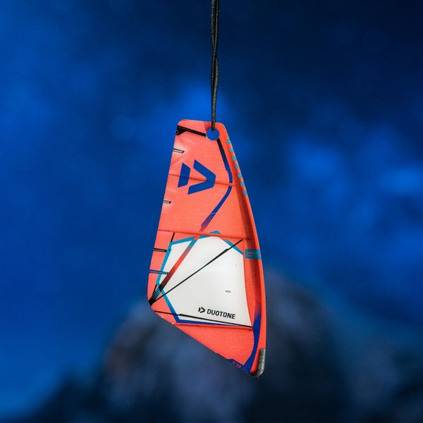 Ornamento da windsurf realizzato a mano per l'albero di Natale: celebra le vacanze in stile windsurf. con questo fantastico ornamento per vela - metallo