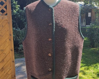 Gilet tricoté traditionnel marron avec boutons en corne de cerf