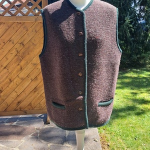 Gilet tricoté traditionnel marron avec boutons en corne de cerf image 4