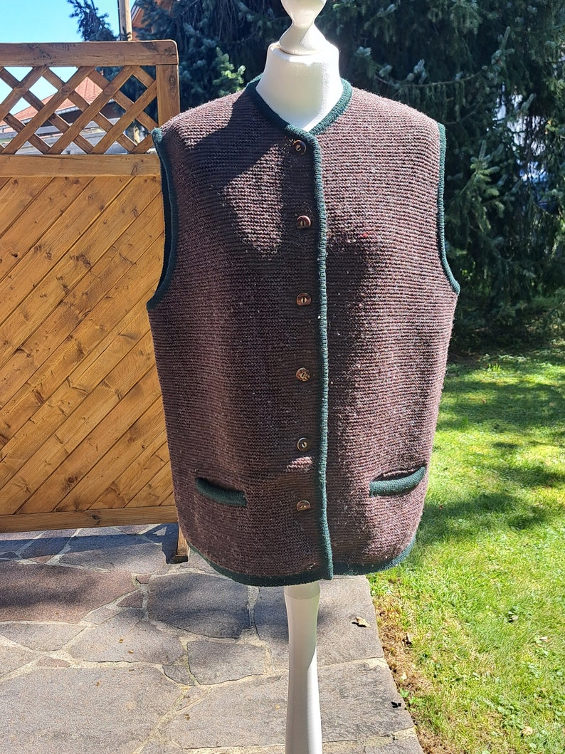 Gilet tricoté traditionnel marron avec boutons en corne de cerf image 4