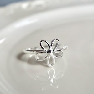 flower ring - sterling silver flower ring, chunky daisy ring, big daisy, minimalistic, summer Pinterest, viral trendy accessories, statement
